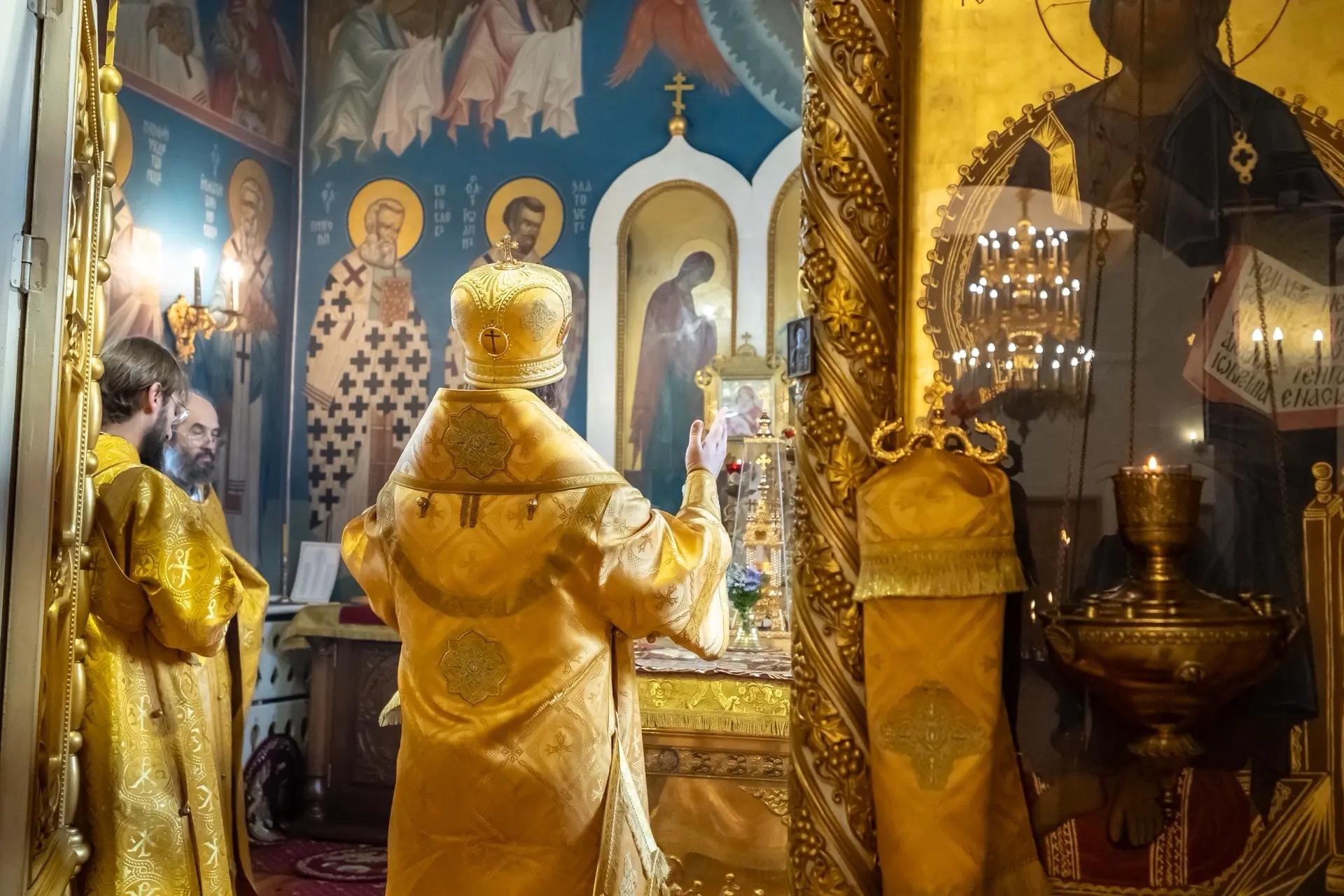 Литургия в пятницу 20-й седмицы по Пятидесятнице, сщмч. Дионисия Ареопагита