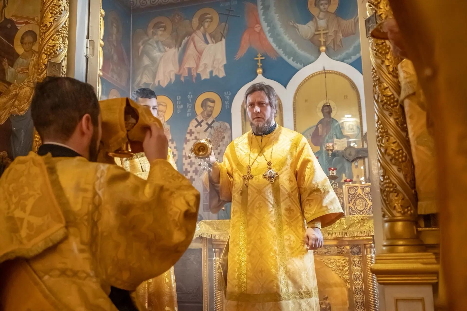 Литургия в пятницу 20-й седмицы по Пятидесятнице, сщмч. Дионисия Ареопагита
