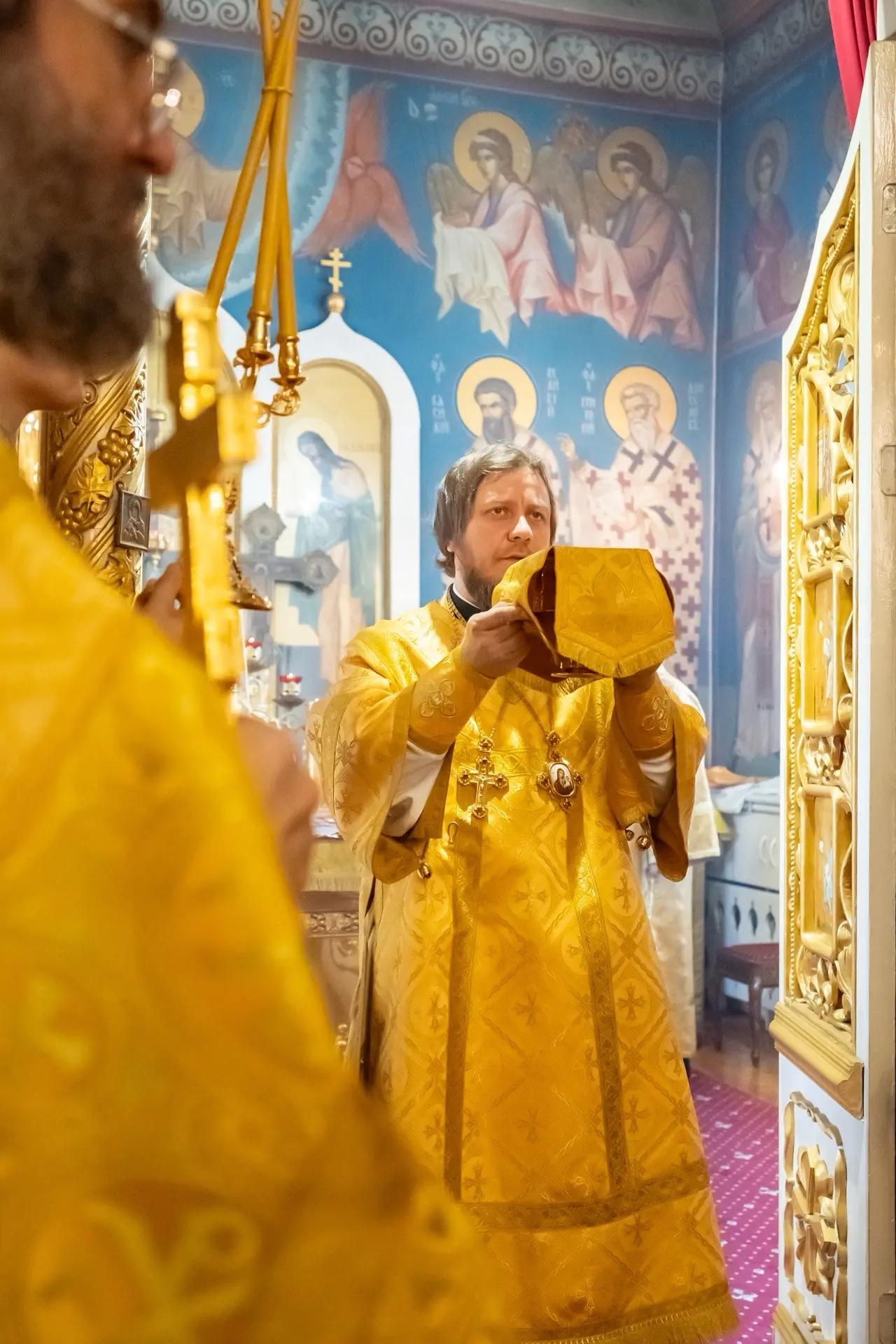 Литургия в пятницу 20-й седмицы по Пятидесятнице, сщмч. Дионисия Ареопагита