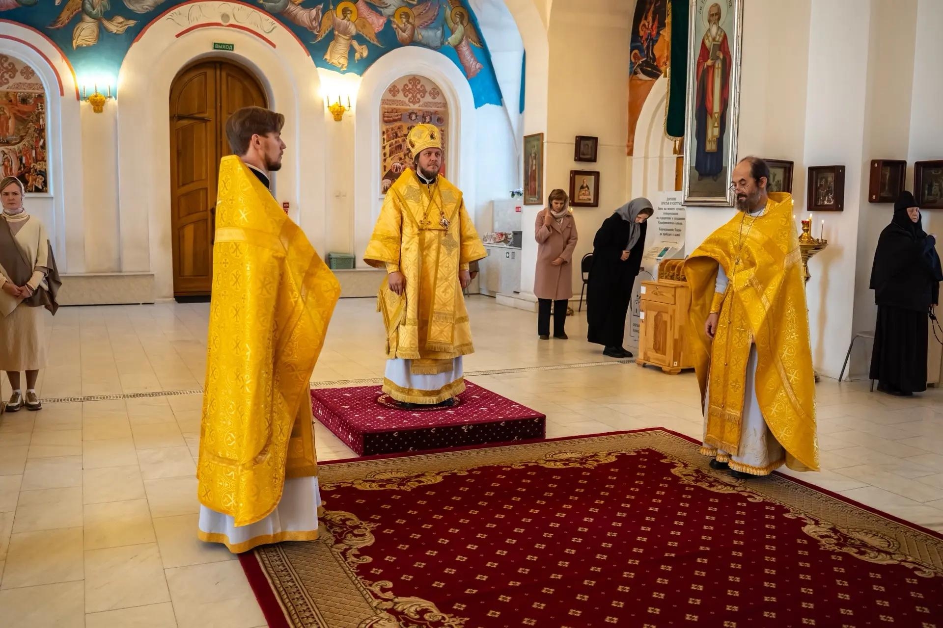 Литургия в пятницу 19-й седмицы по Пятидесятнице, апостола и евангелиста Иоанна Богослова