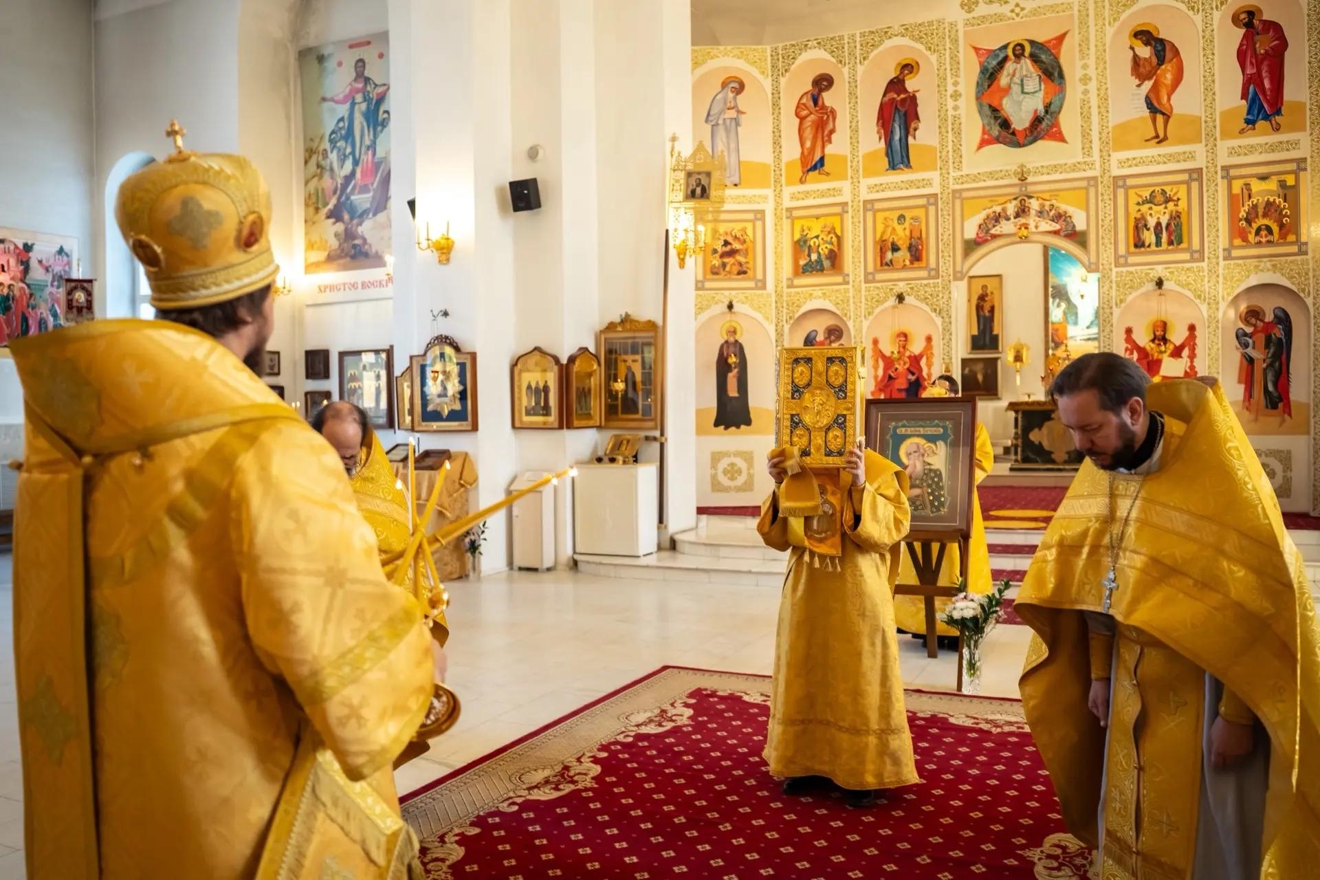 Литургия в пятницу 19-й седмицы по Пятидесятнице, апостола и евангелиста Иоанна Богослова