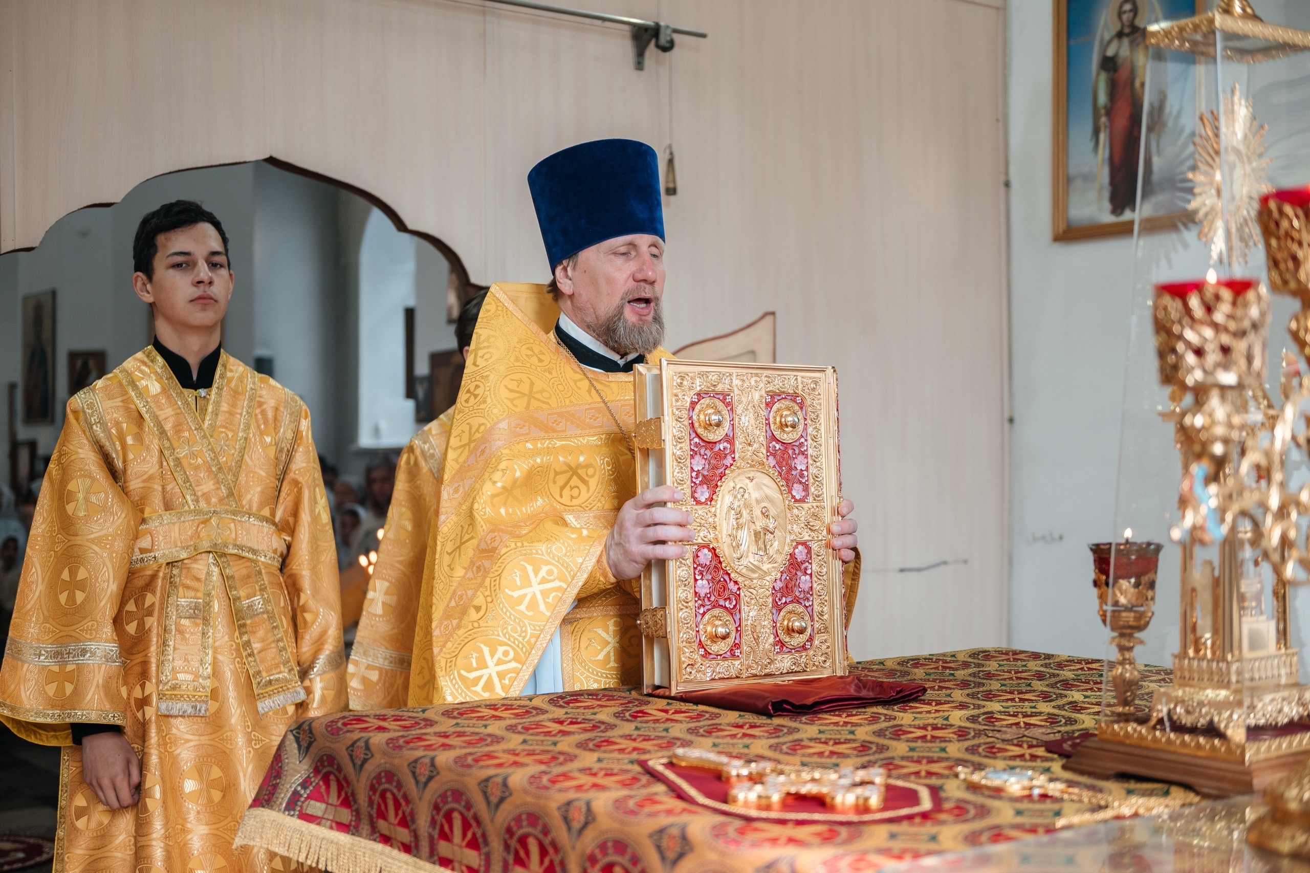 Божественная литургия в Покровском храме г. Трехгорный