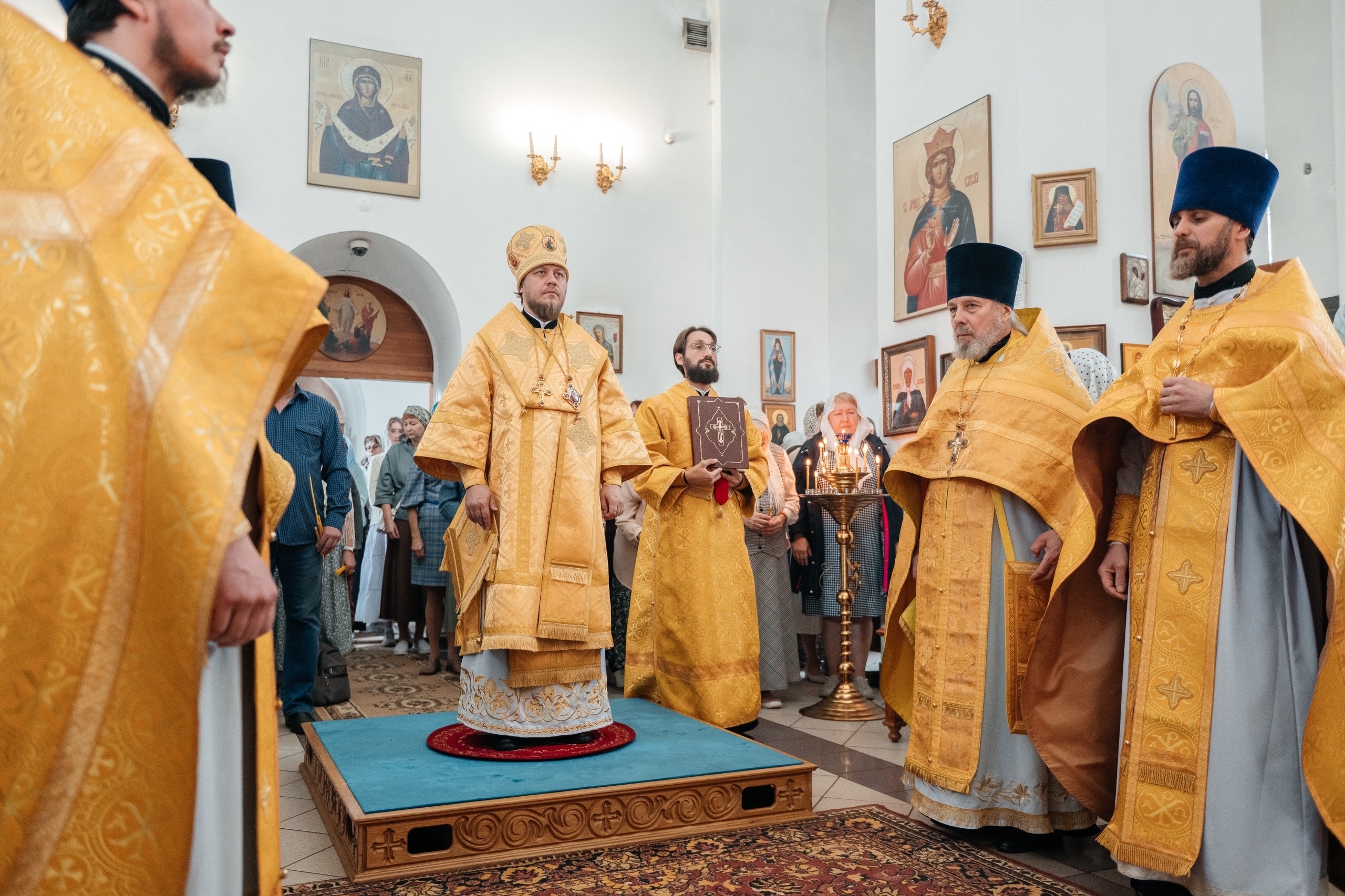 Божественная литургия в Покровском храме г. Трехгорный