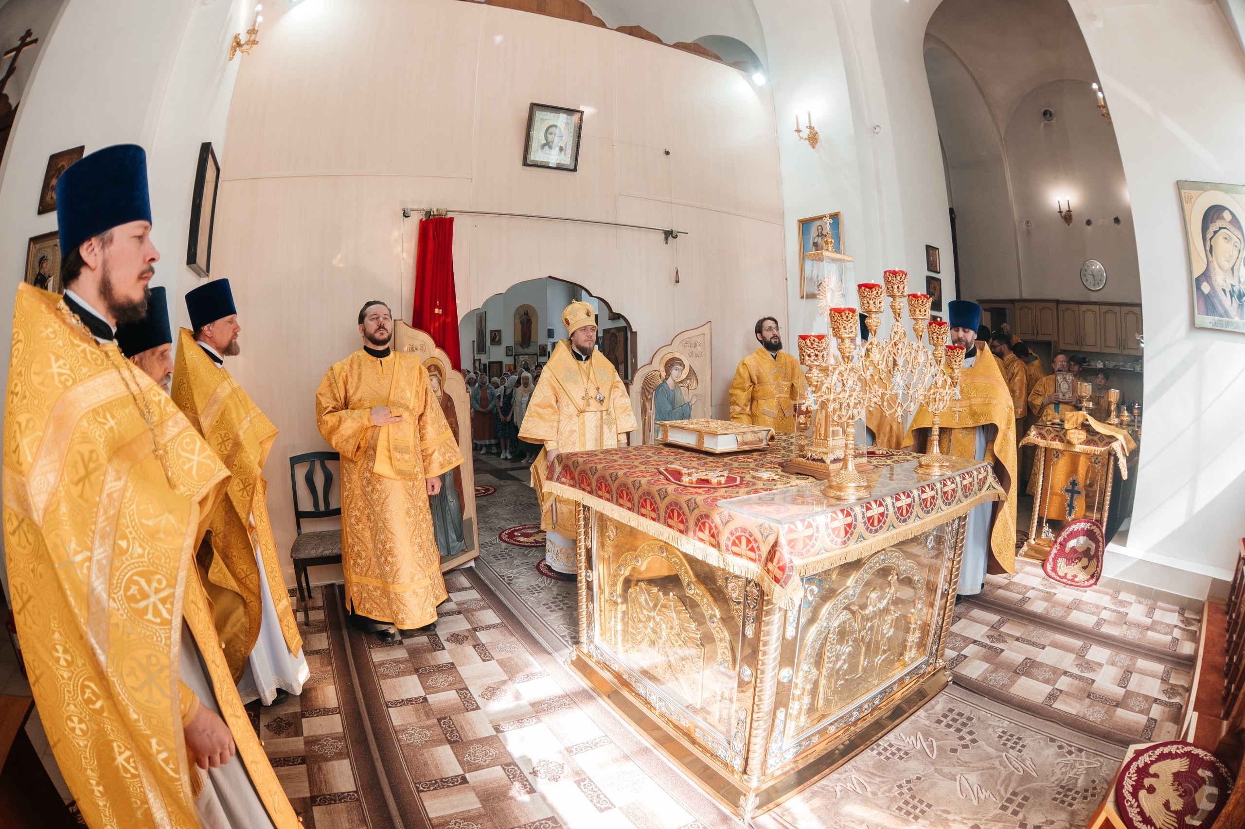 Божественная литургия в Покровском храме г. Трехгорный
