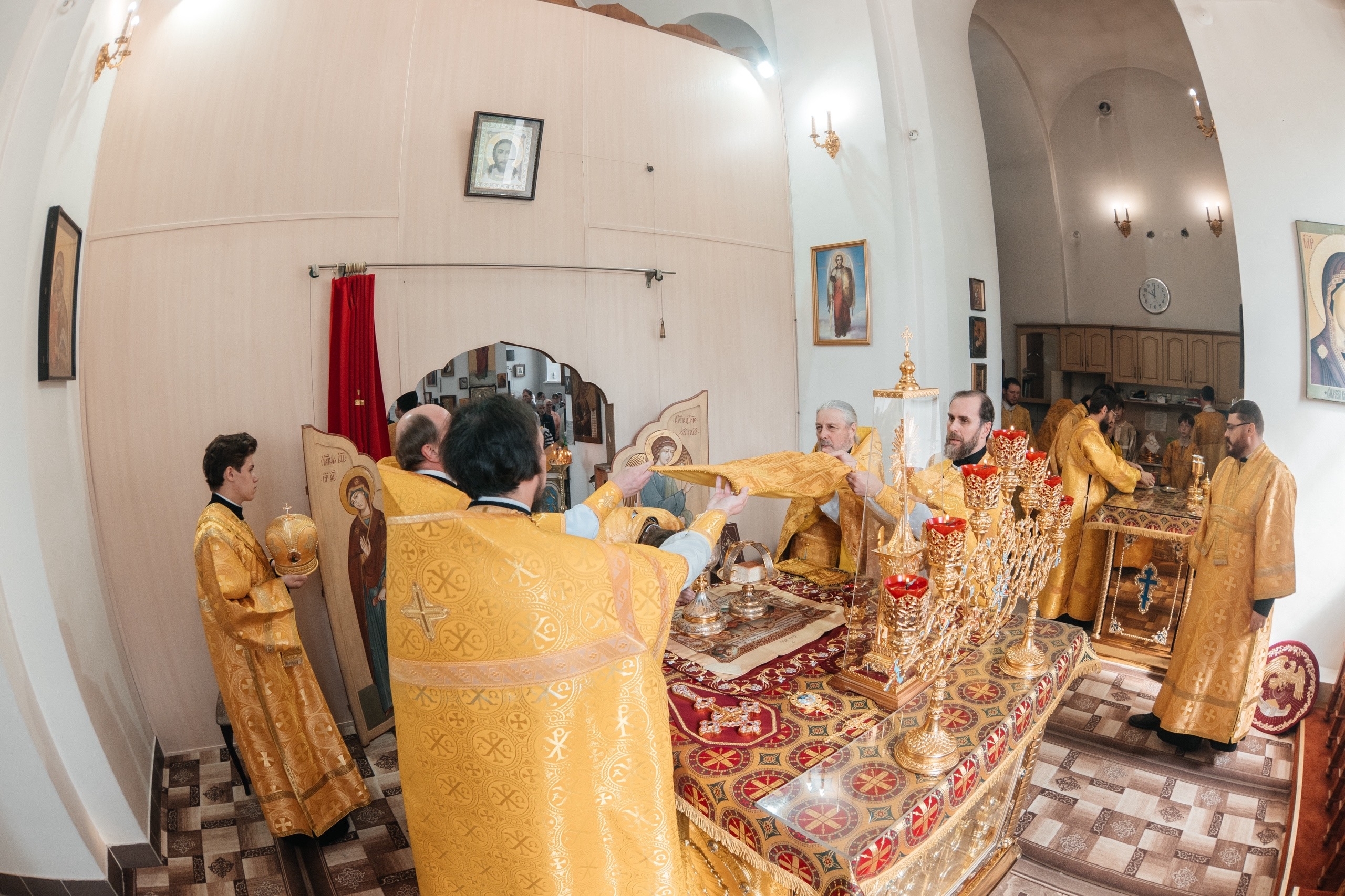 Божественная литургия в Покровском храме г. Трехгорный