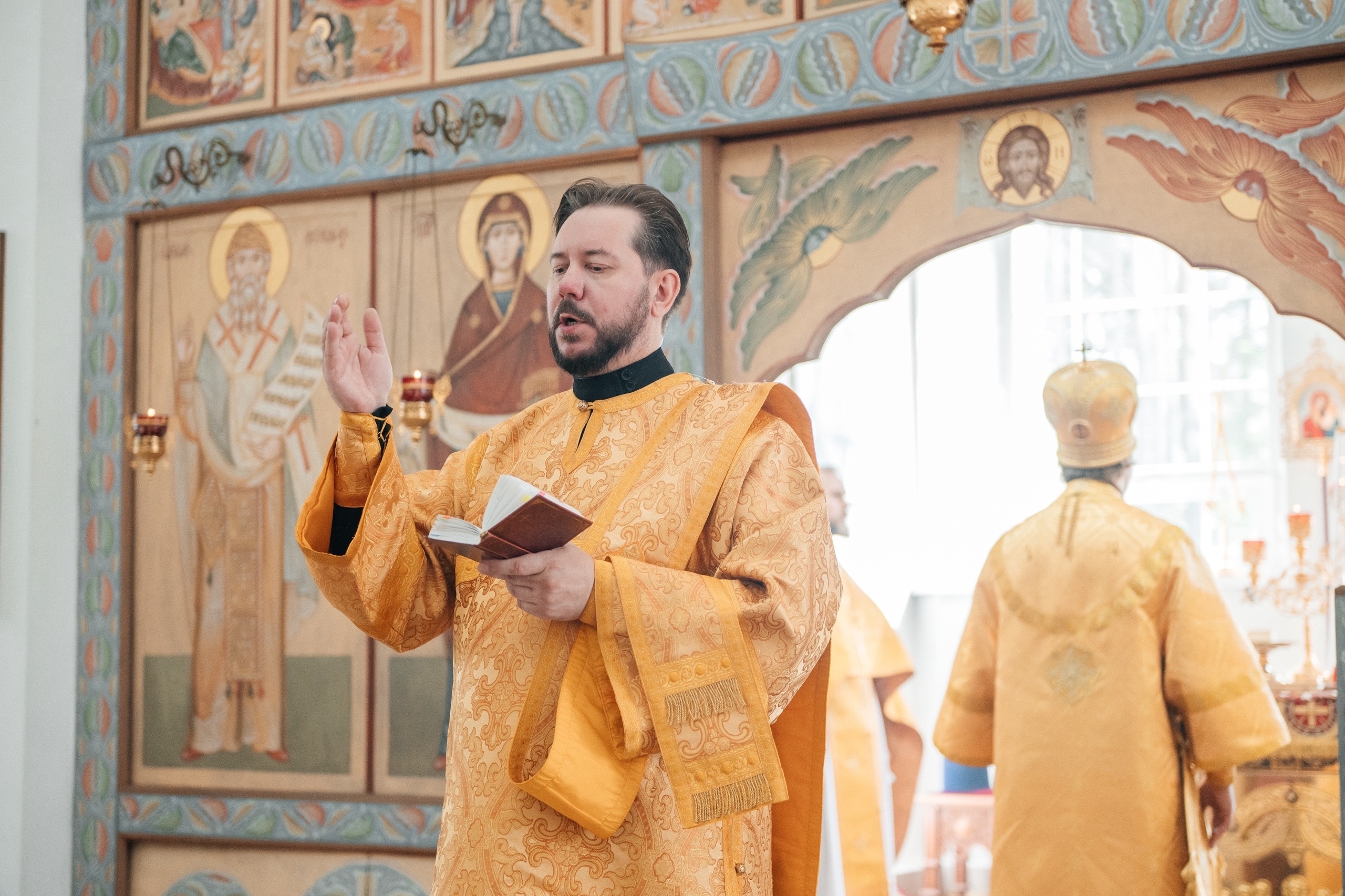 Божественная литургия в Покровском храме г. Трехгорный