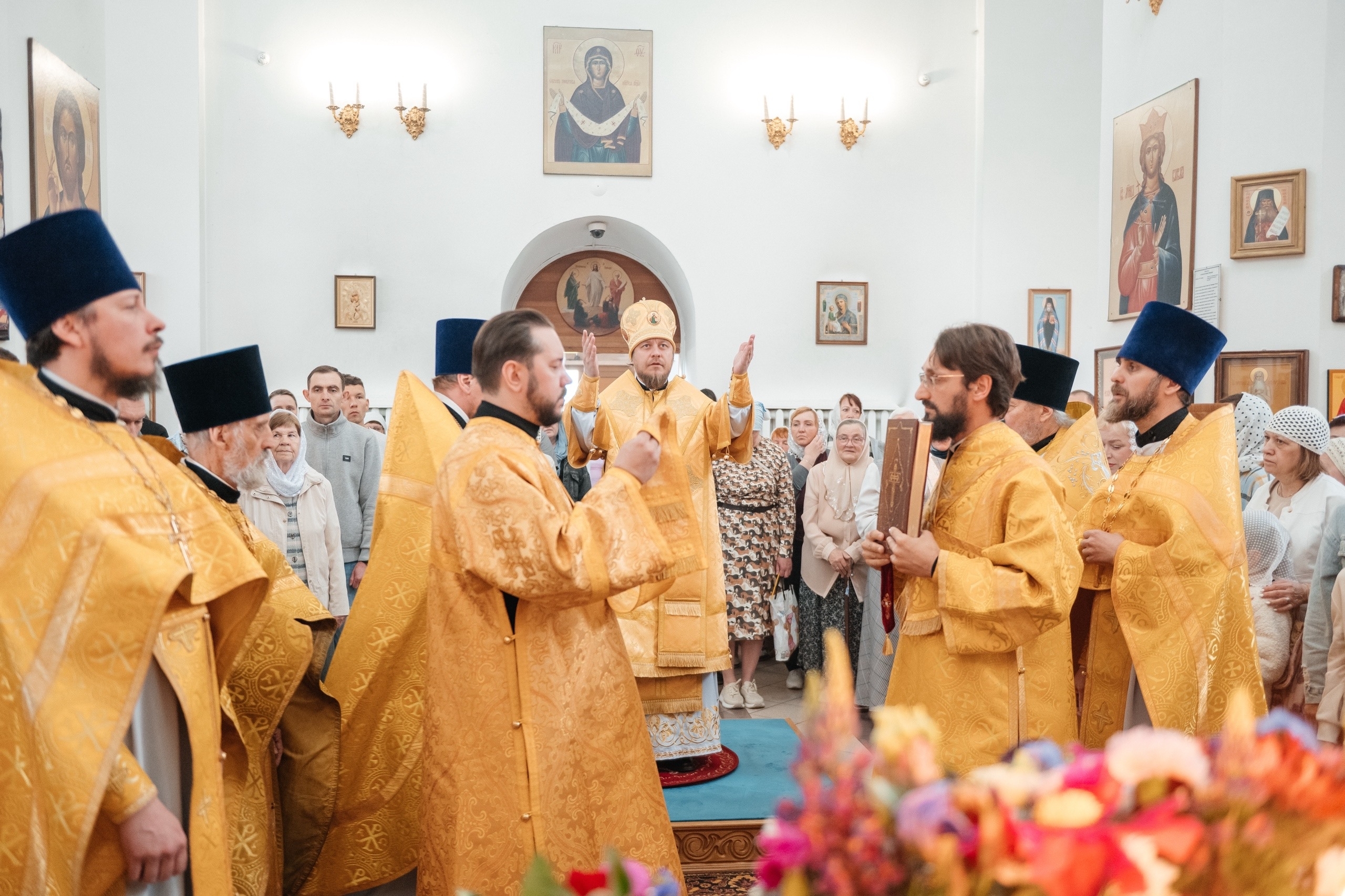 Божественная литургия в Покровском храме г. Трехгорный