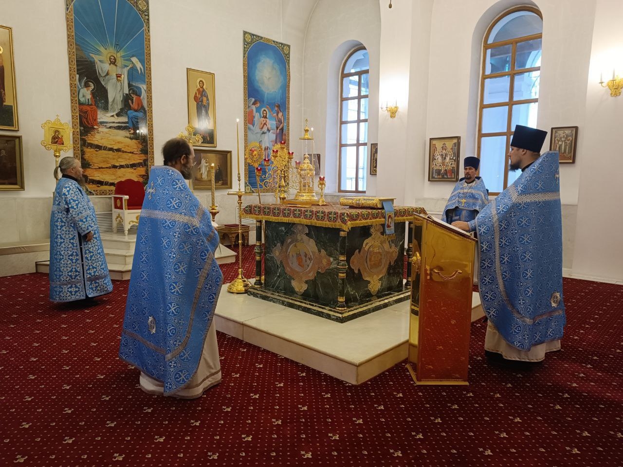 ДЕНЬ НАРОДНОГО ЕДИНСТВА В СЕРАФИМОВСКОМ КАФЕДРАЛЬНОМ СОБОРЕ