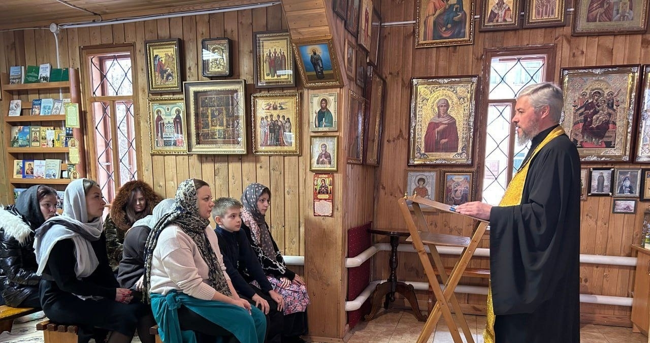 ВСТРЕЧА СЕМЕЙ СО СВЯЩЕННИКОМ В ПАНТЕЛЕИМОНОВСКОМ ХРАМЕ Г. ЮРЮЗАНЬ