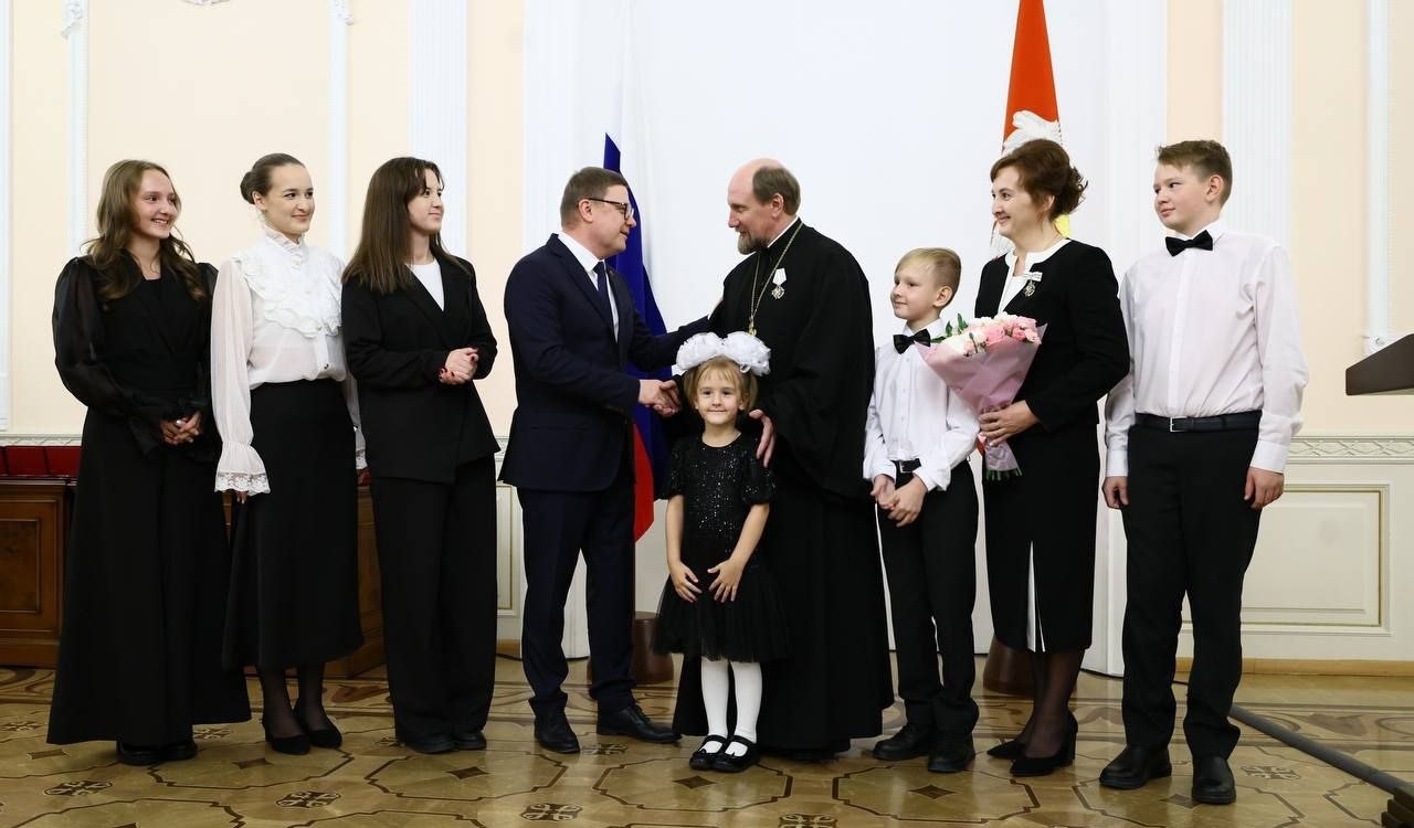 НАГРАЖДЕНИЕ СЕМЬИ СЕКРЕТАРЯ ЗЛАТОУСТОВСКОЙ ЕПАРХИИ