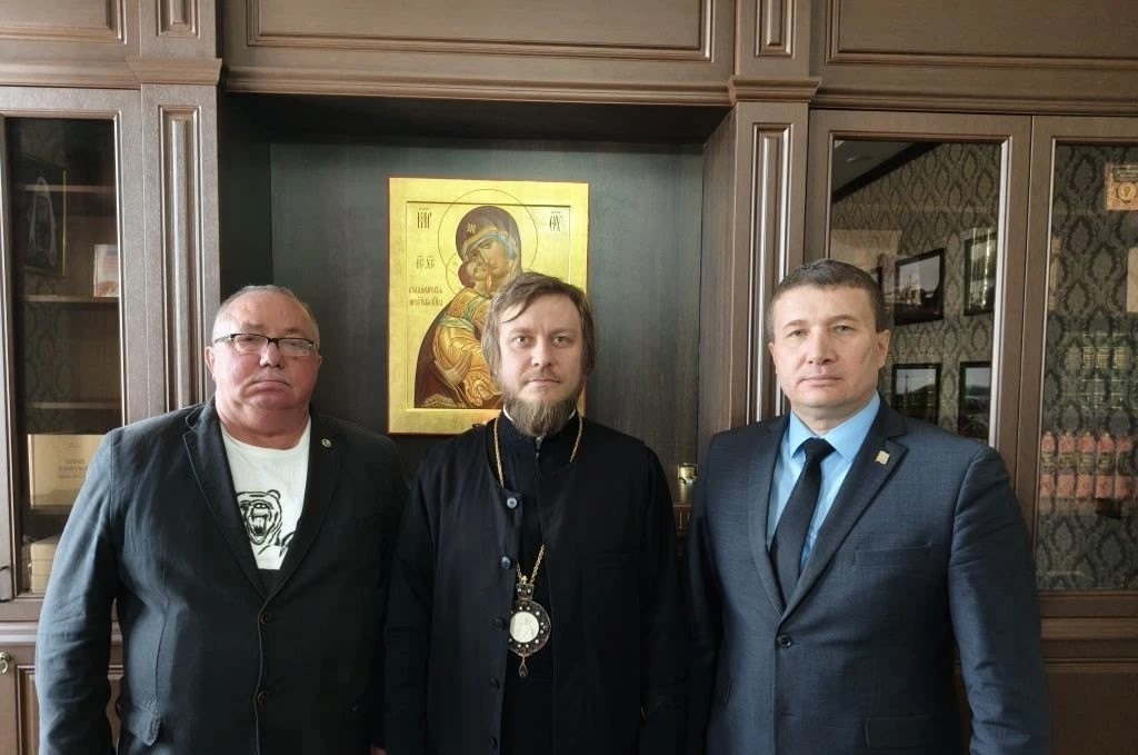 ВСТРЕЧА С ГЕРОЕМ РОССИИ С.В. ЗЯБЛОВЫМ И ПРЕДСЕДАТЕЛЕМ СОБРАНИЯ ДЕПУТАТОВ А.М. КАРЮКОВЫМ 