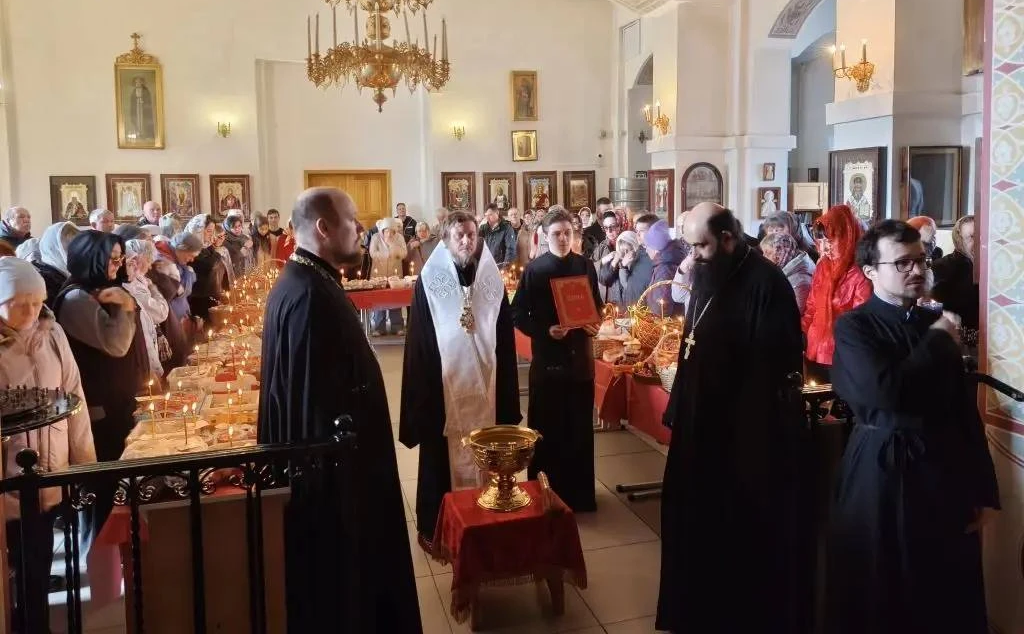 ОСВЯЩЕНИЕ ПАСХАЛЬНОЙ СНЕДИ В СЕРАФИМОВСКОМ КАФЕДРАЛЬНОМ СОБОРЕ Г. ЗЛАТОУСТ