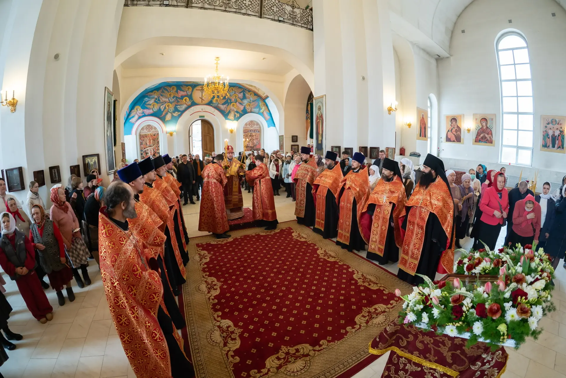ПАСХАЛЬНАЯ ВЕЧЕРНЯ В СЕРАФИМОВСКОМ КАФЕДРАЛЬНОМ СОБОРЕ
