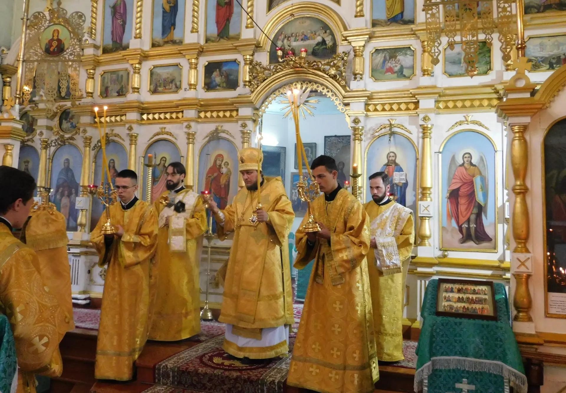 БОГОСЛУЖЕНИЕ В ТРОИЦКОМ ХРАМЕ Г. ЗЛАТОУСТ